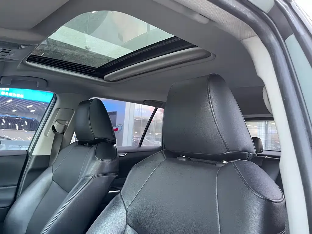Toyota RAV4 — фото 4