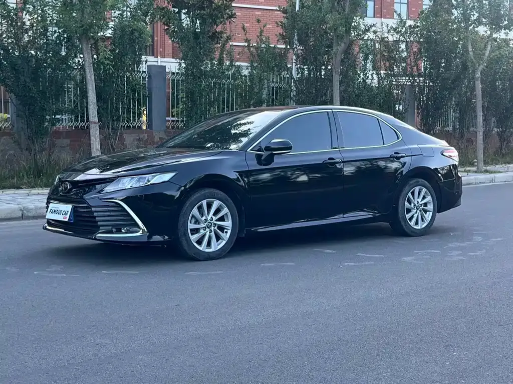 Toyota Camry — фото 1
