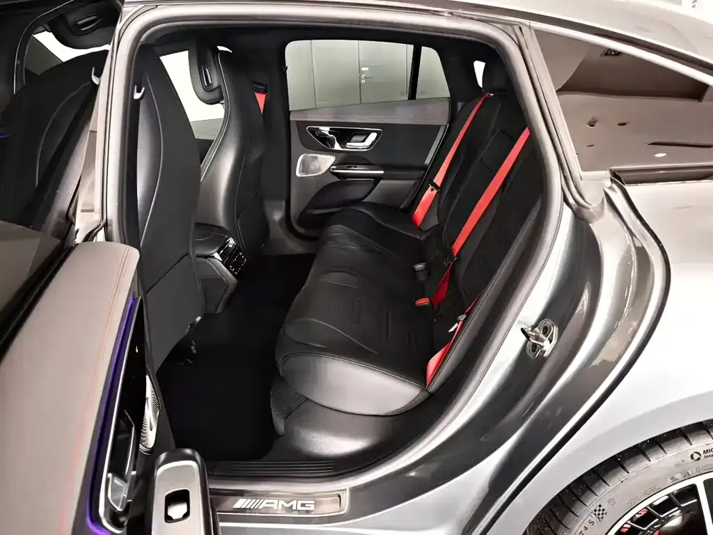Mercedes-Benz EQE AMG — фото 4