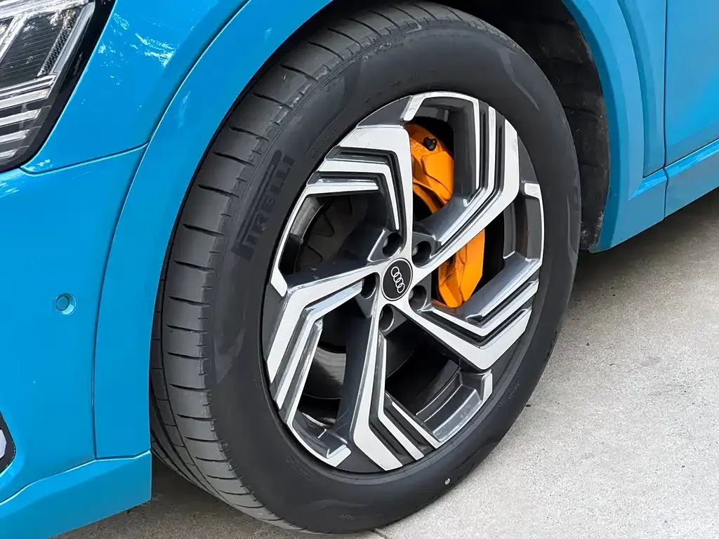 Audi e-tron — фото 10