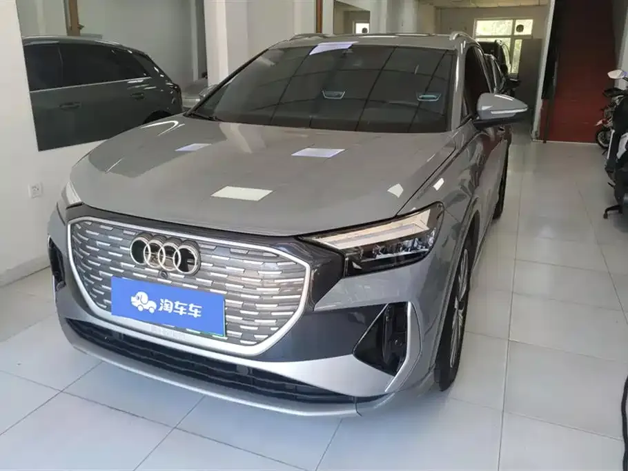 Audi Q4 e-tron — фото 1