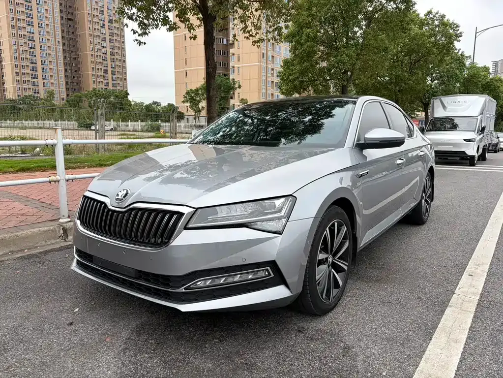 Skoda Superb — фото 1