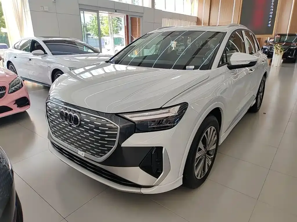 Audi Q4 e-tron — фото 1