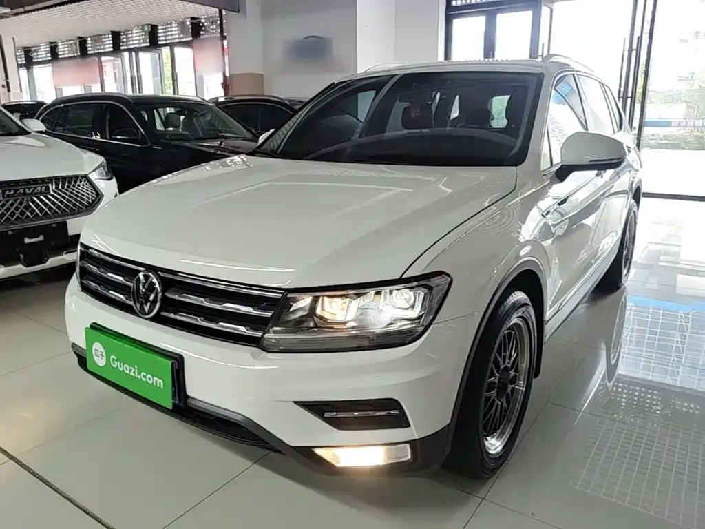 Volkswagen Tiguan L — фото 1