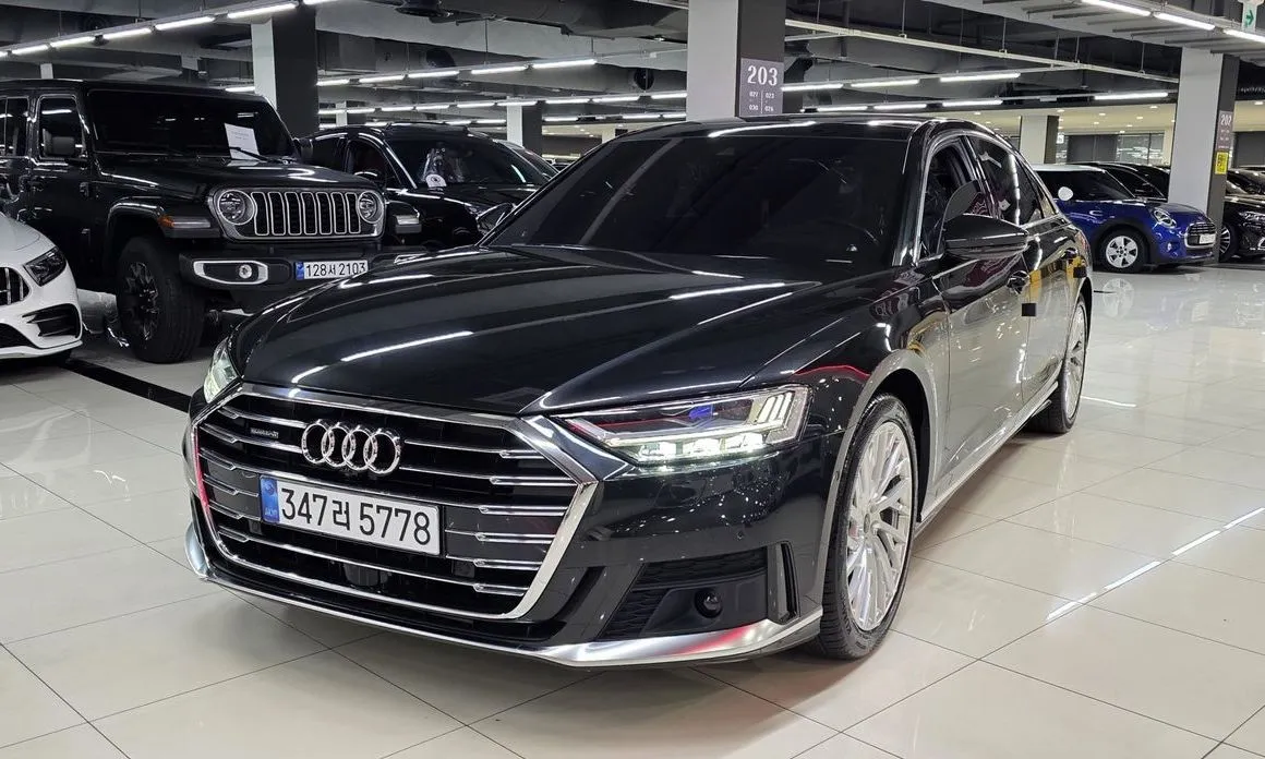 Audi A8 — фото 1