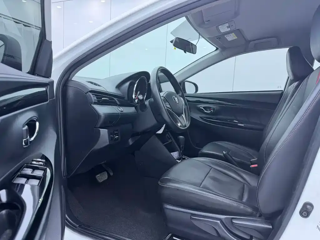 Toyota Yaris L — фото 7