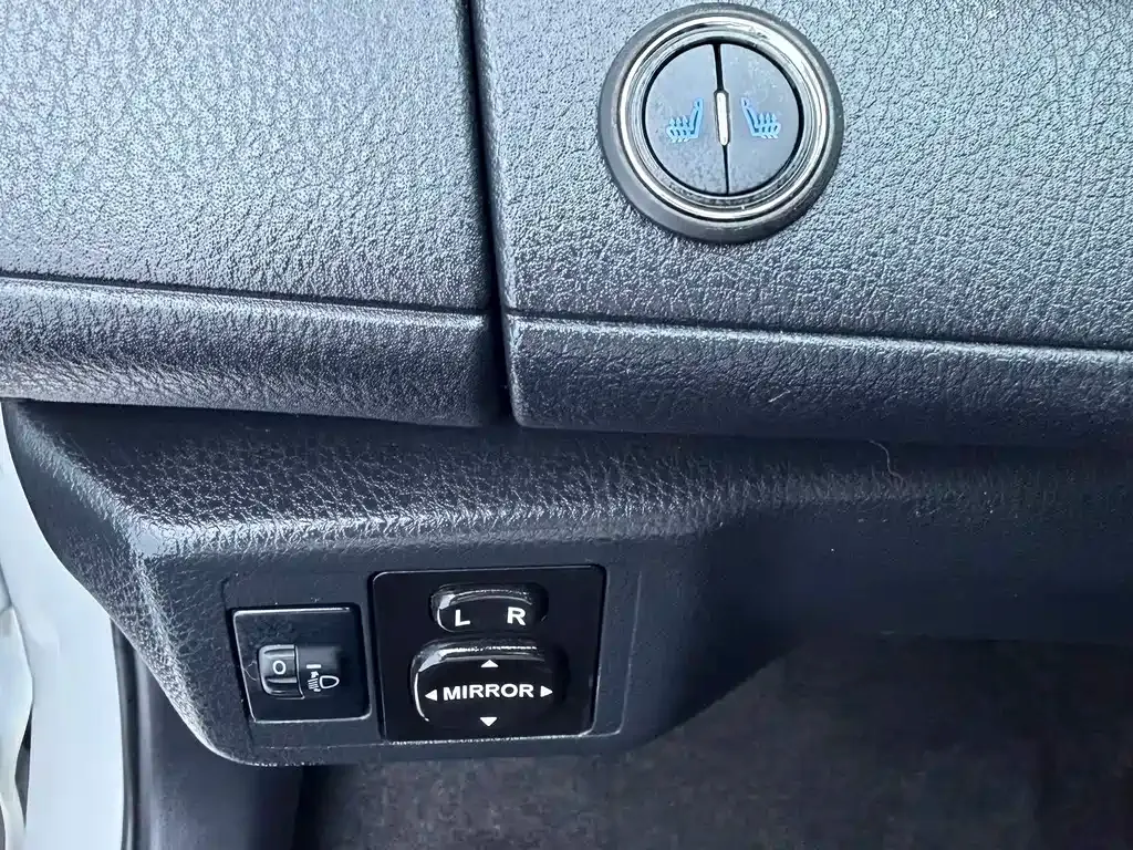 Toyota Yaris L — фото 10