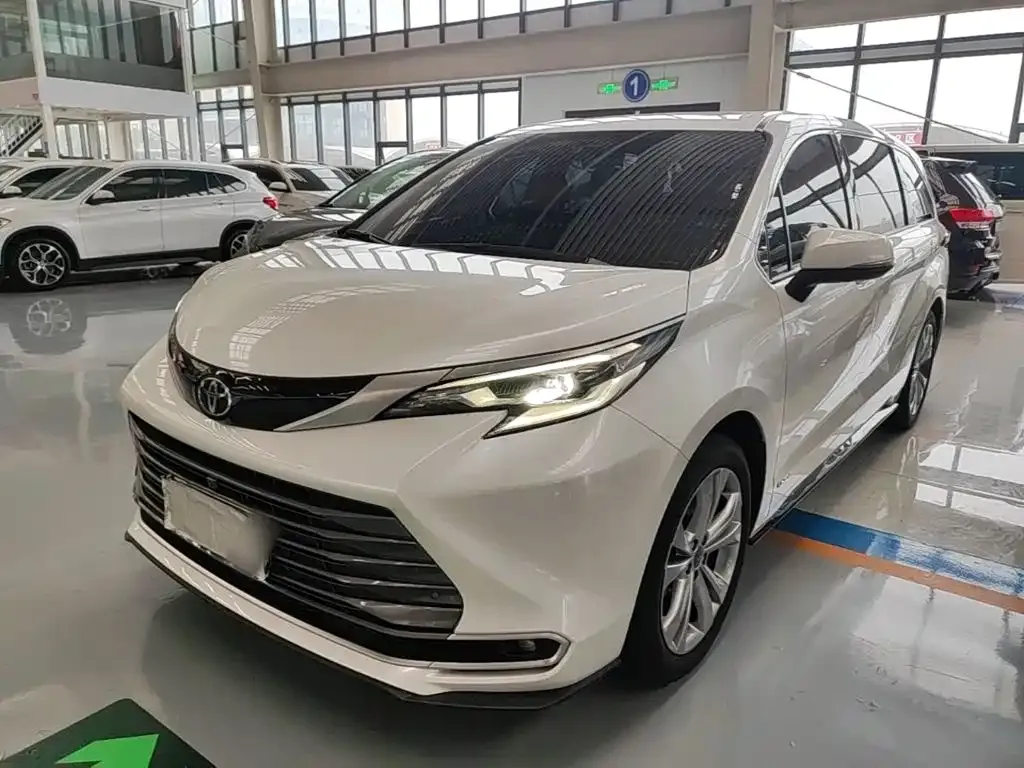 Toyota Sienna — фото 1