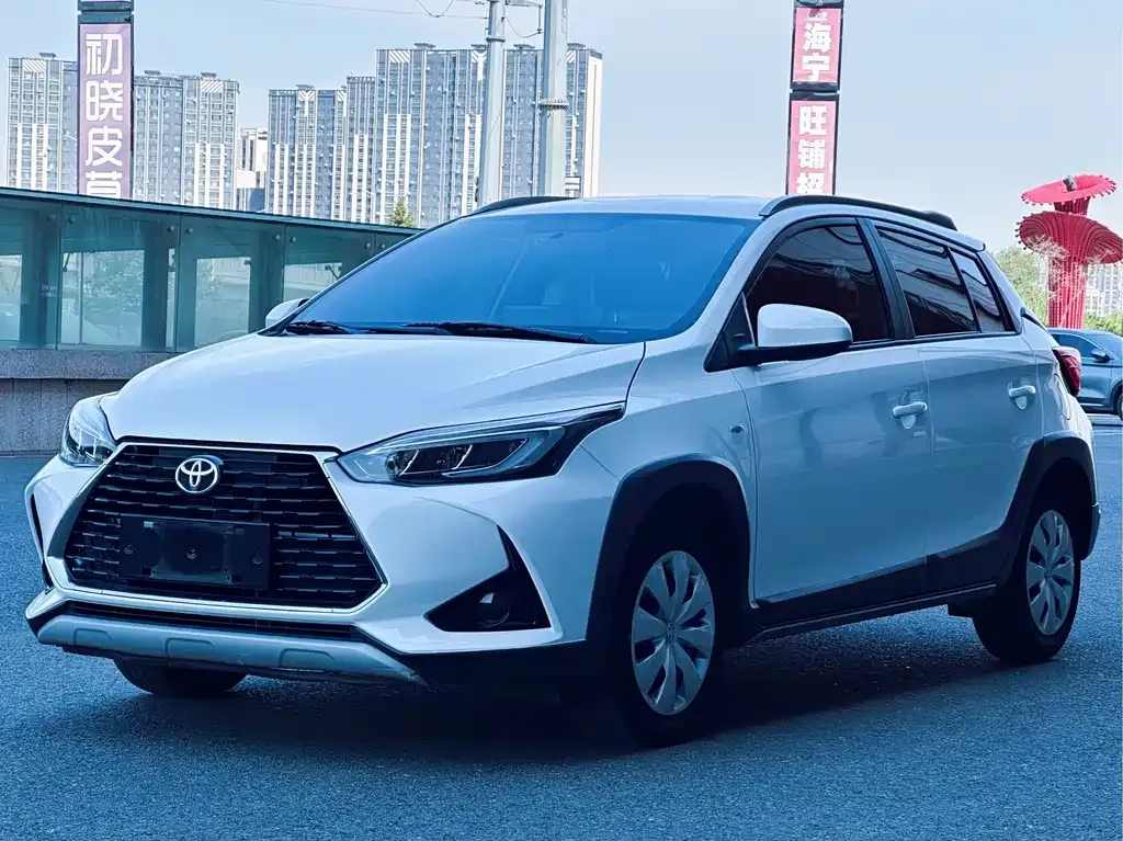 Toyota Yaris L — фото 1