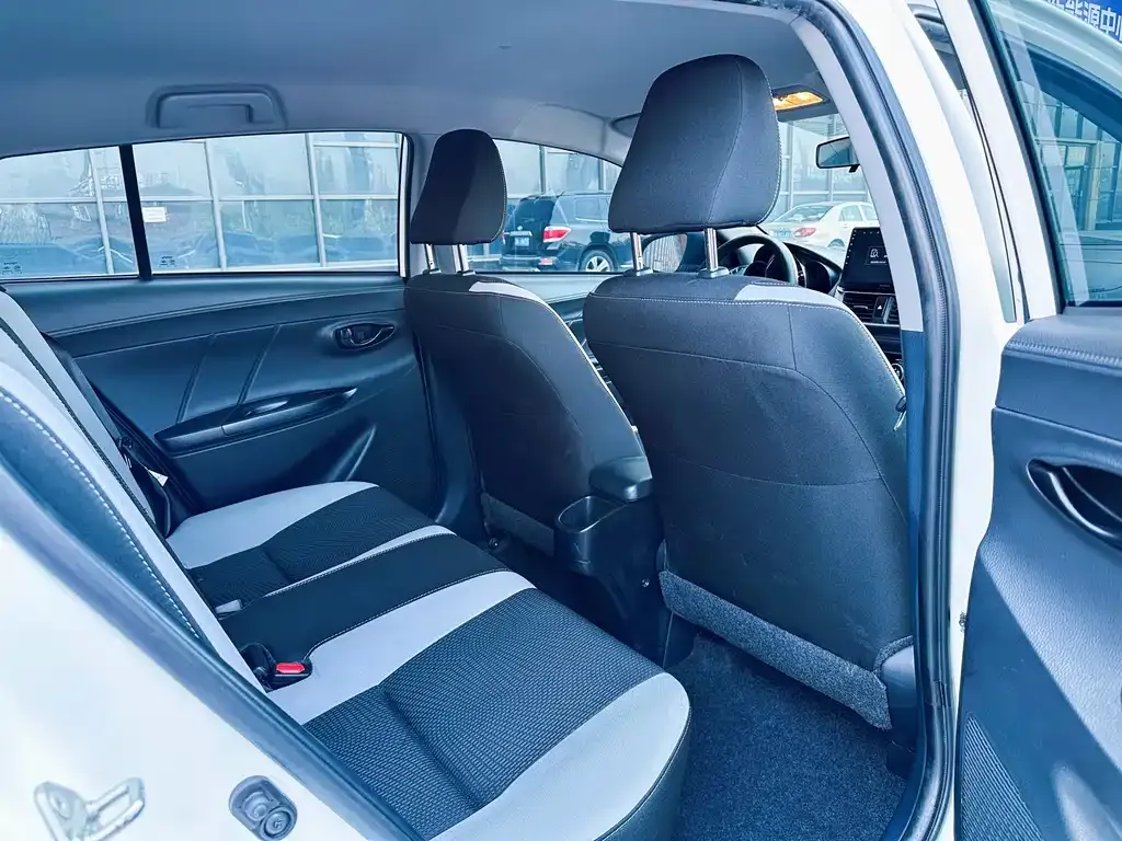 Toyota Yaris L — фото 3