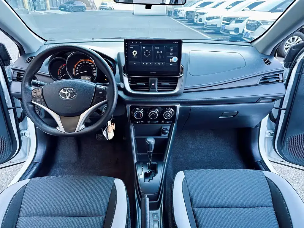 Toyota Yaris L — фото 8