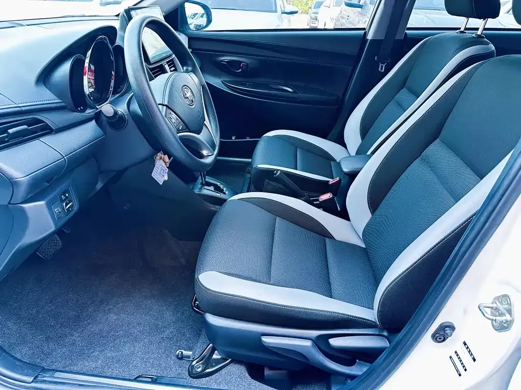 Toyota Yaris L — фото 9