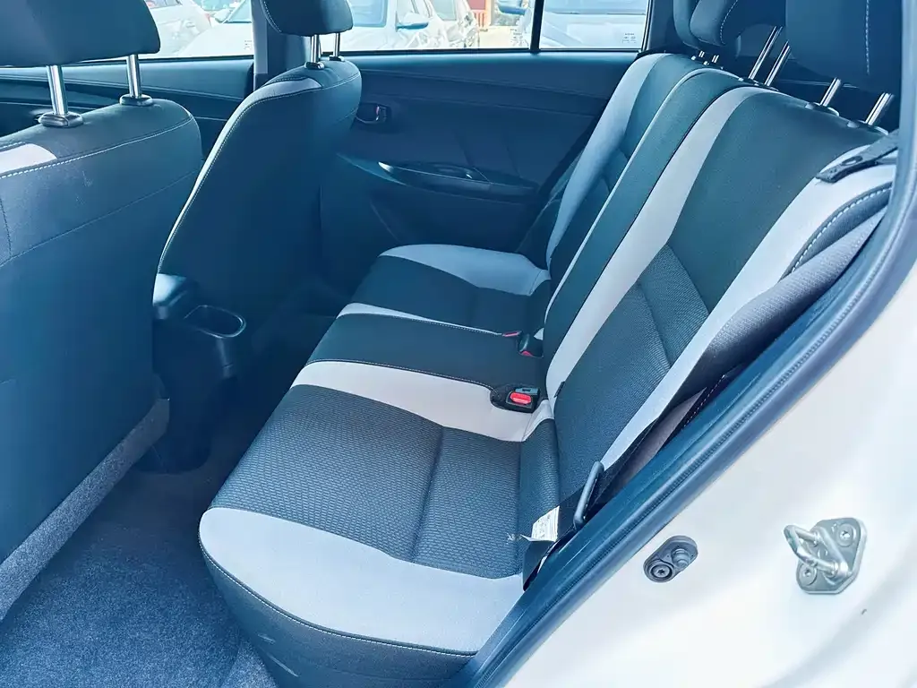 Toyota Yaris L — фото 2