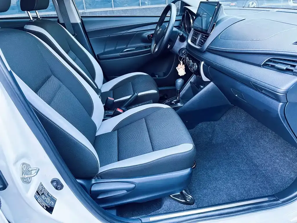 Toyota Yaris L — фото 10