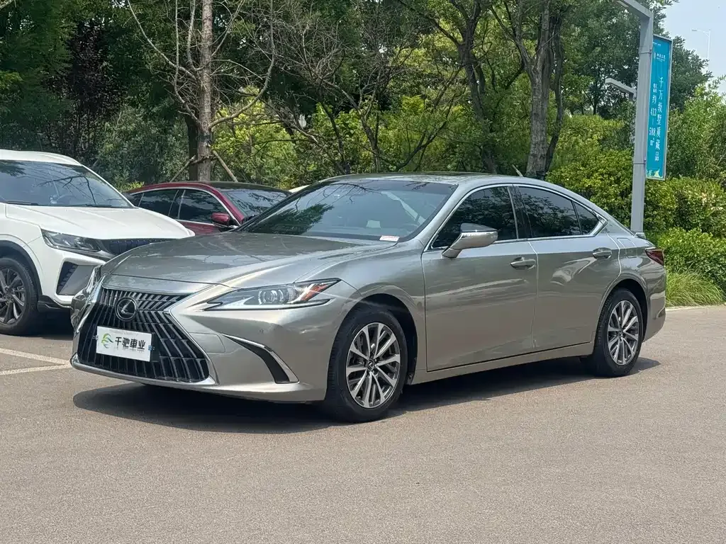 Lexus ES — фото 1