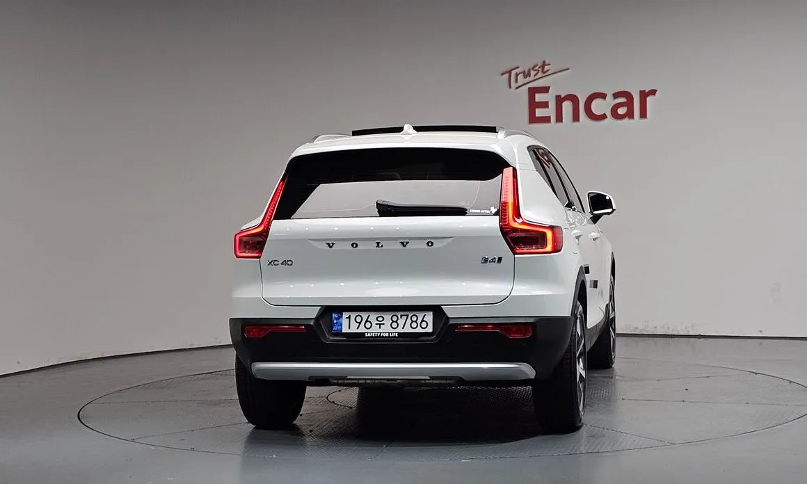 Volvo XC40 — фото 9