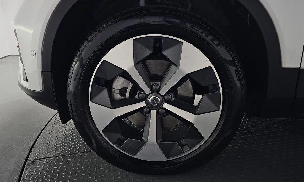 Volvo XC40 — фото 10