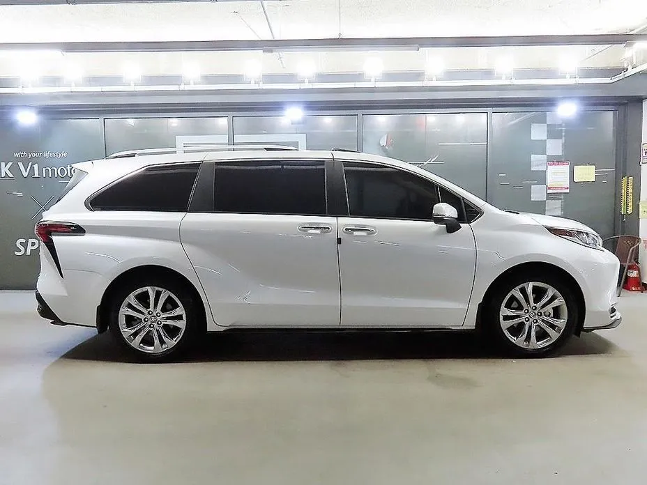 Toyota Sienna — фото 4