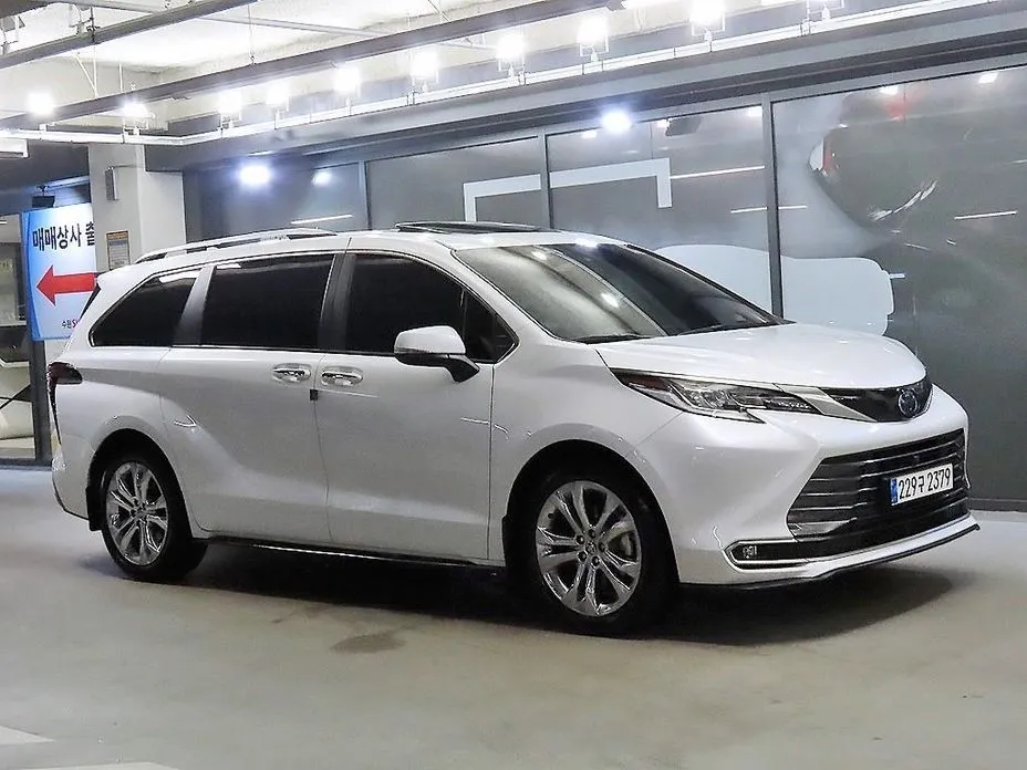 Toyota Sienna — фото 8