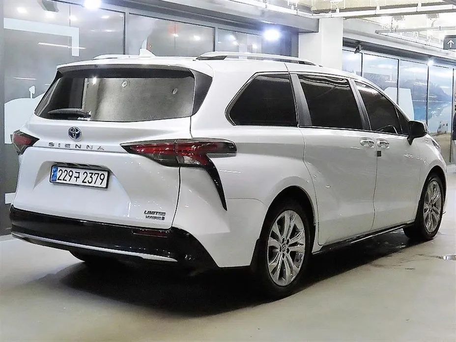Toyota Sienna — фото 2