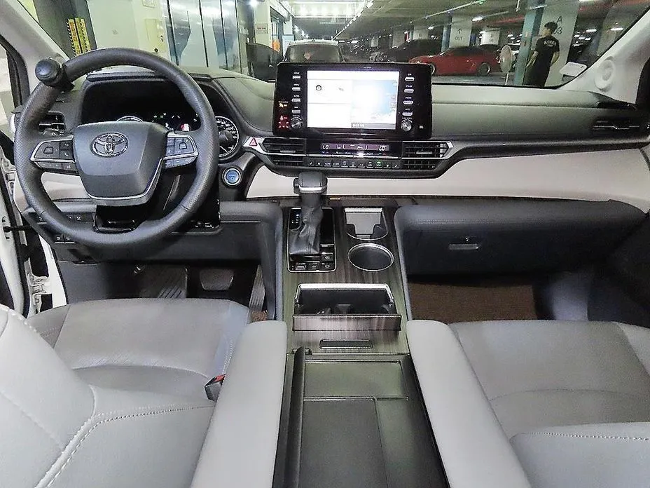 Toyota Sienna — фото 5