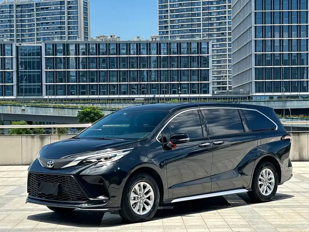 Toyota Granvia — фото 1
