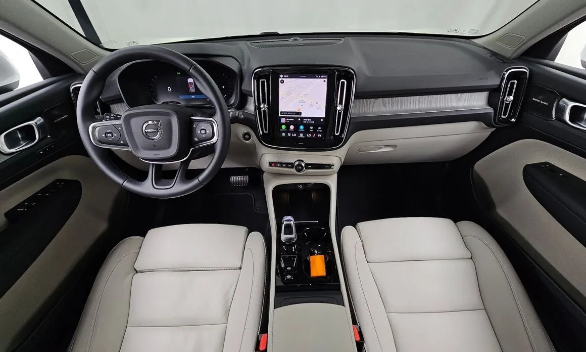 Volvo XC40 — фото 10