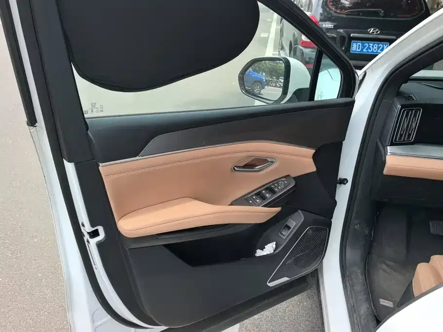 BYD L DM-i — фото 4