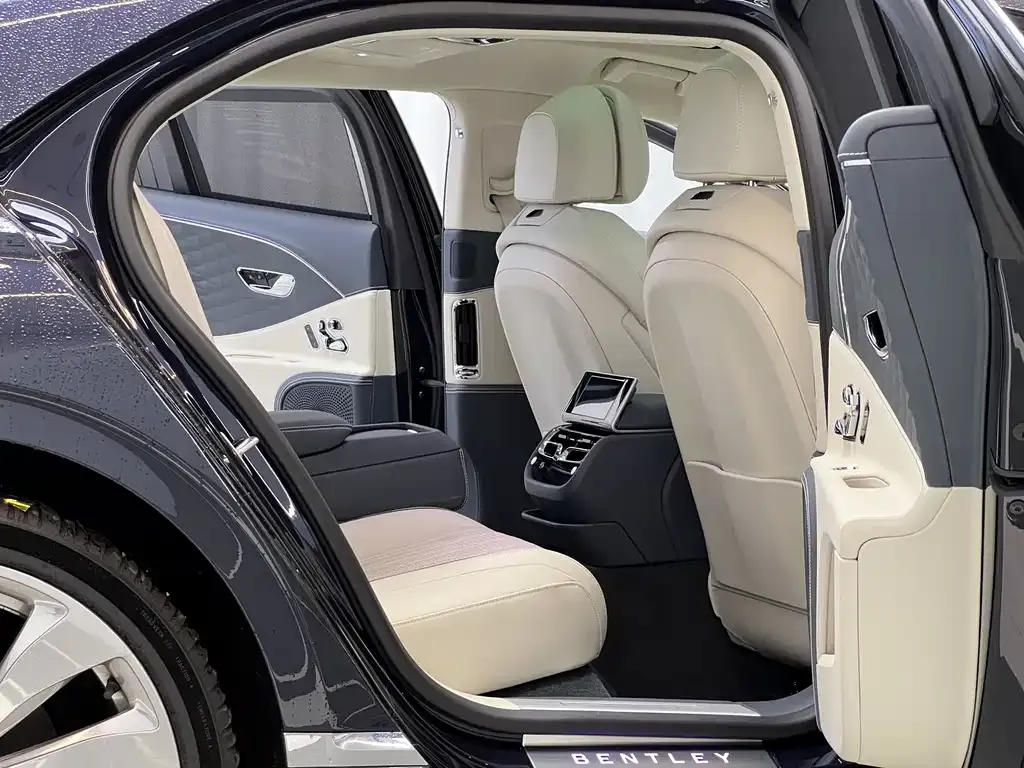 Bentley Flying Spur — фото 10