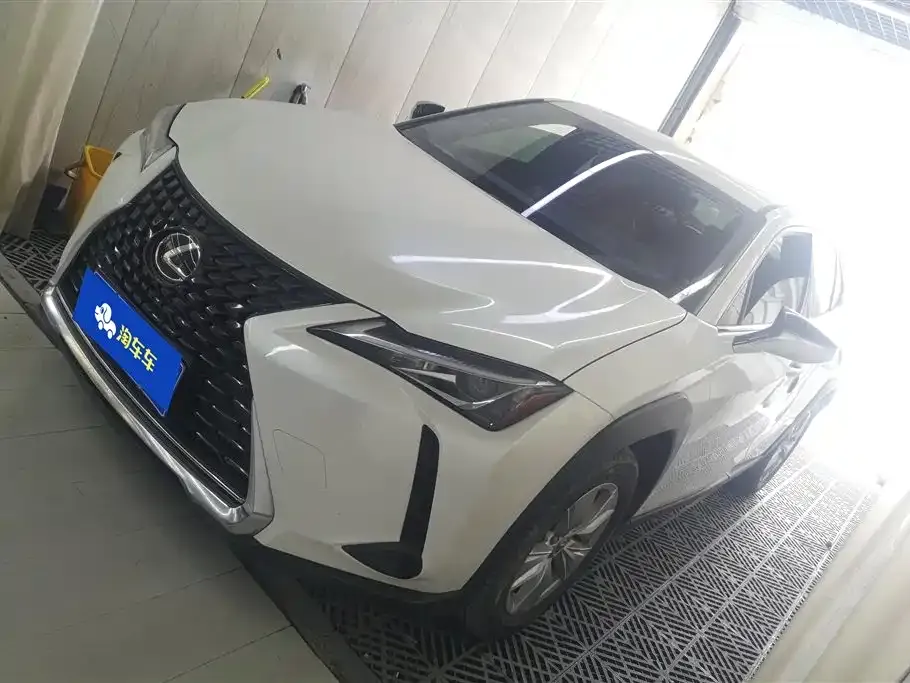 Lexus UX — фото 1