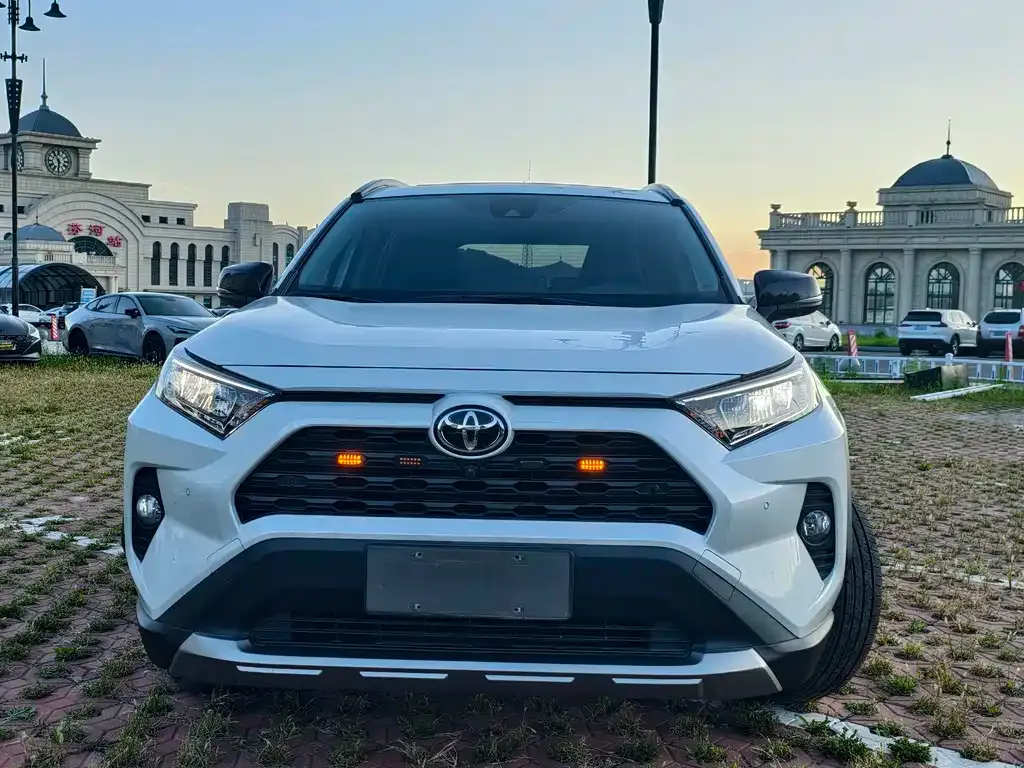 Toyota RAV4 — фото 6