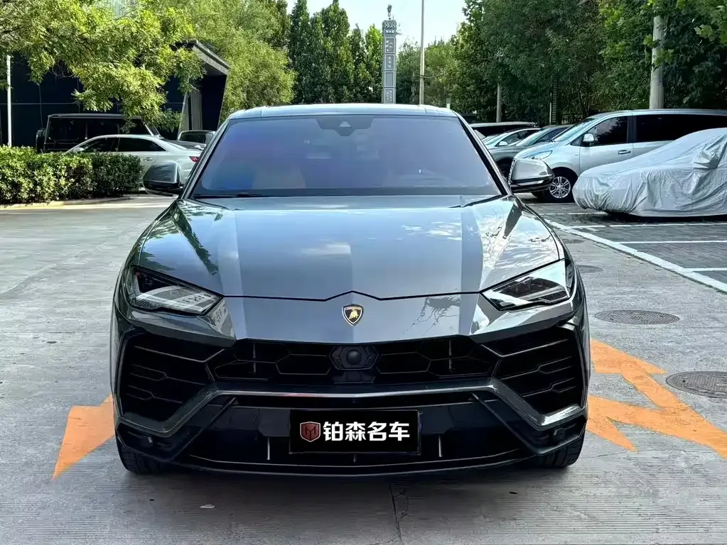 Lamborghini Urus — фото 1