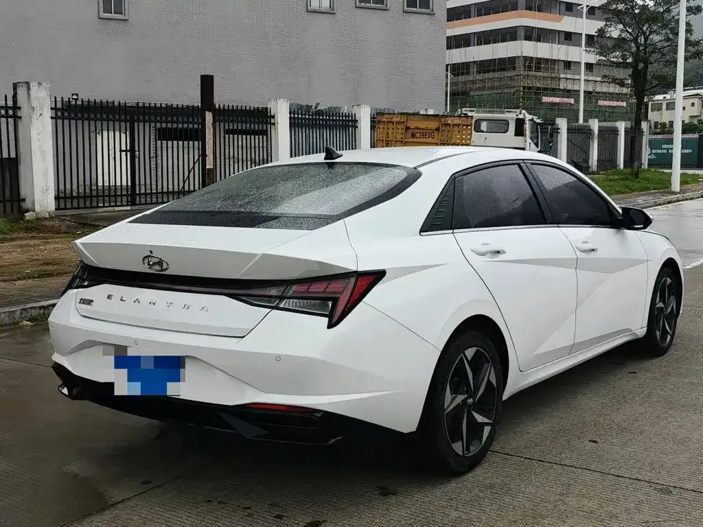 Hyundai Elantra — фото 2