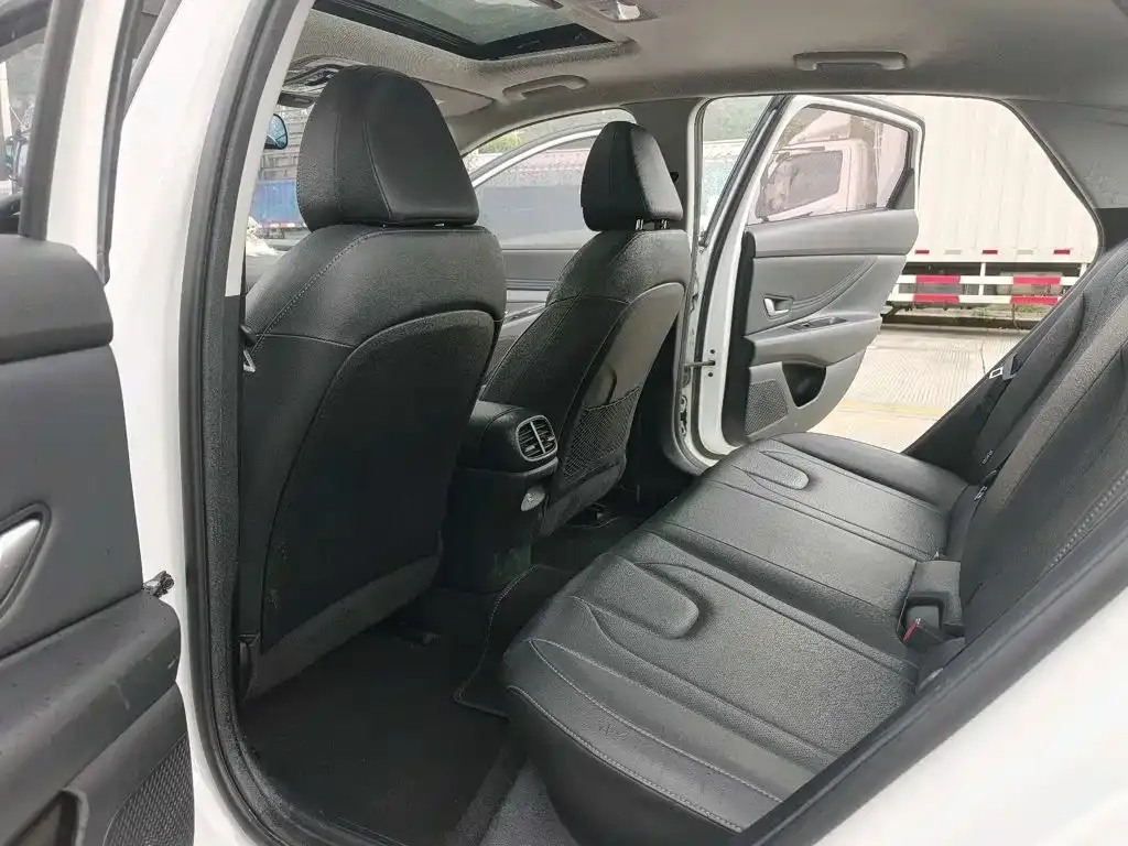 Hyundai Elantra — фото 4