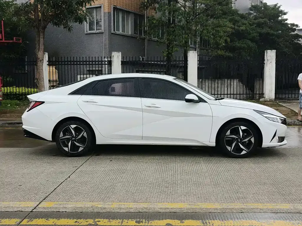 Hyundai Elantra — фото 8