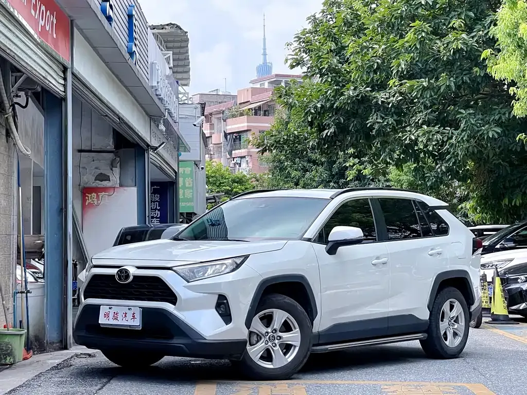 Toyota RAV4 — фото 1