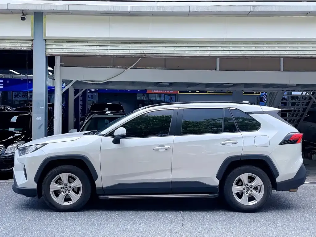 Toyota RAV4 — фото 6