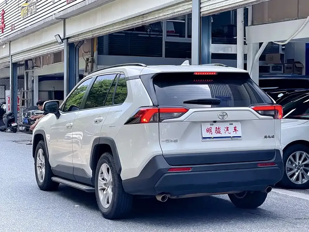 Toyota RAV4 — фото 10