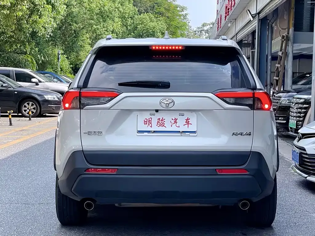 Toyota RAV4 — фото 8