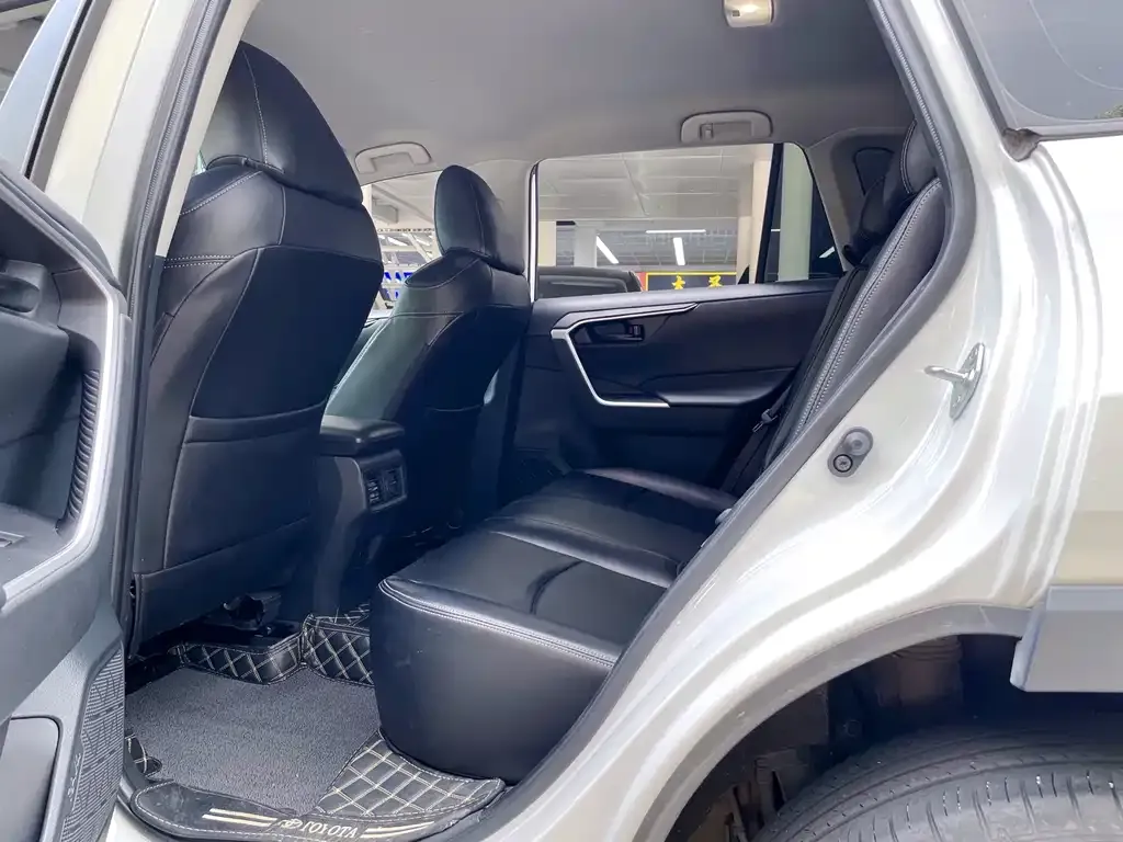 Toyota RAV4 — фото 4