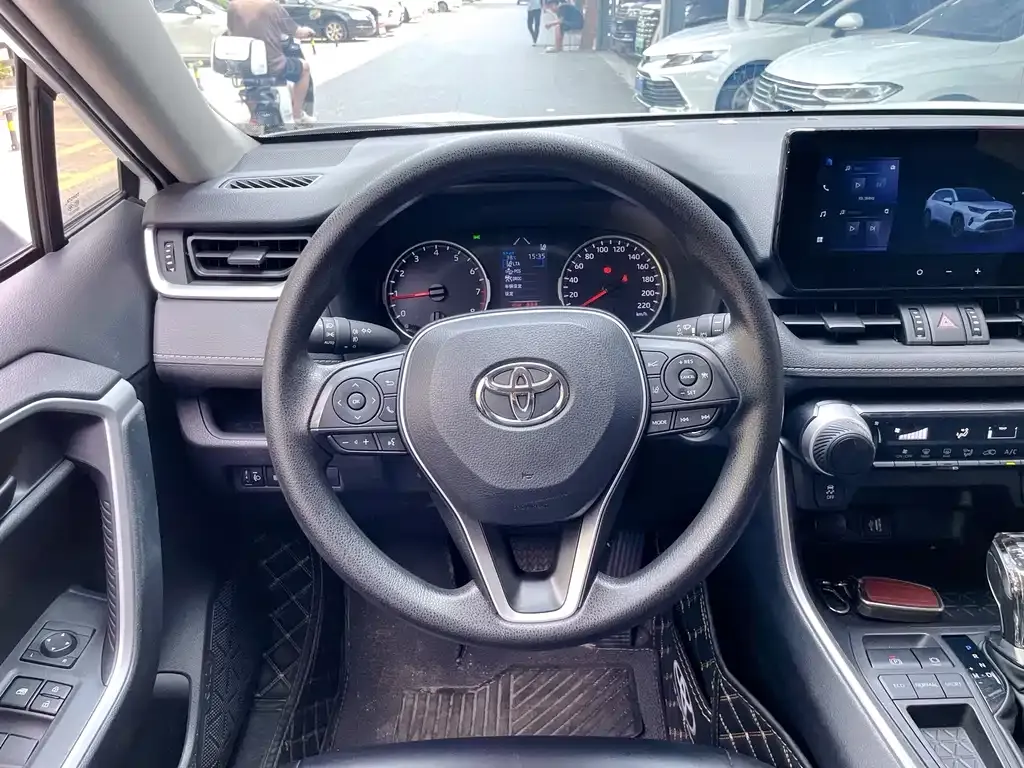 Toyota RAV4 — фото 7