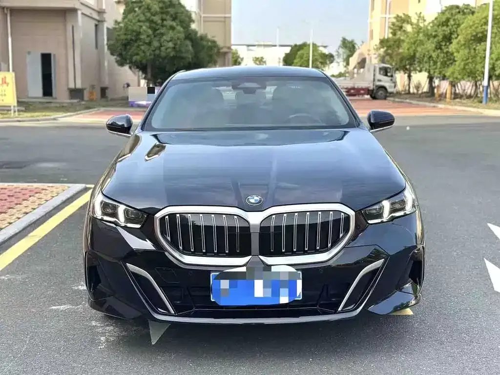 BMW 5 Series — фото 1