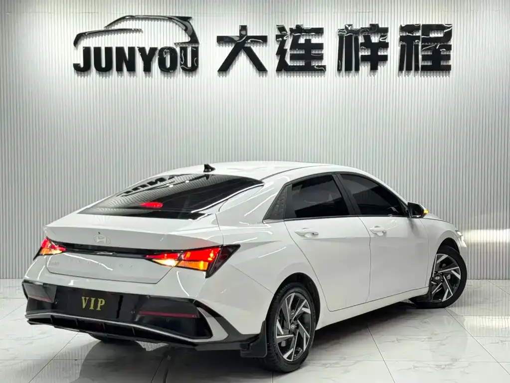 Hyundai Elantra — фото 10