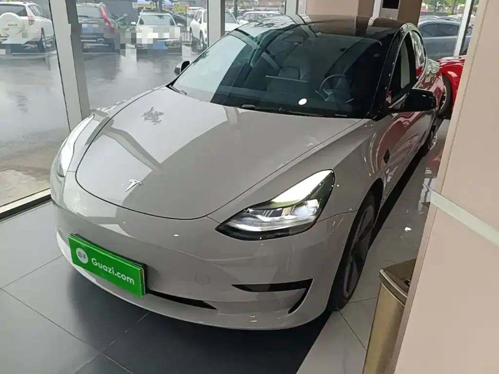 Tesla Model 3 — фото 1