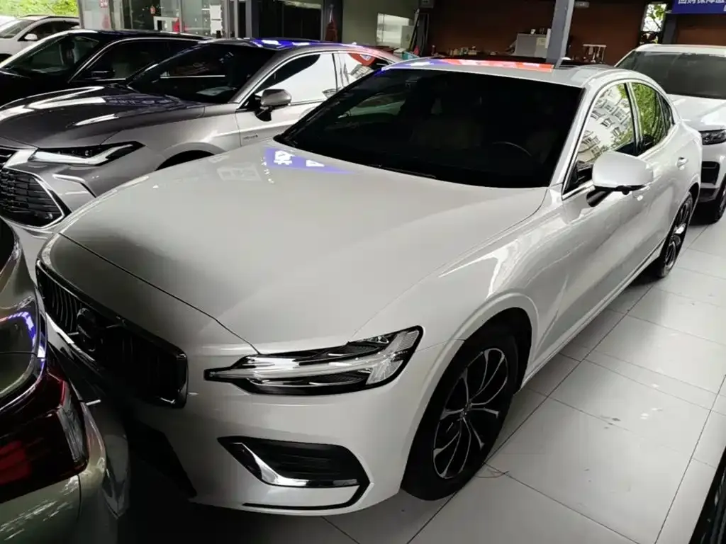 Volvo S60 — фото 1