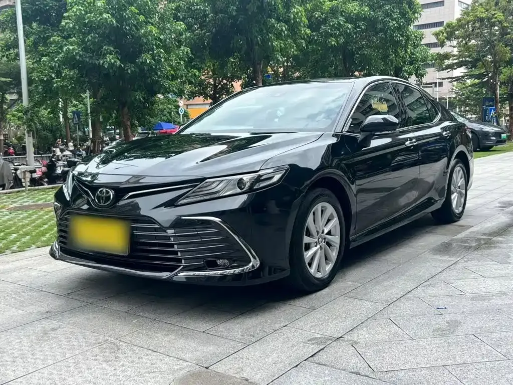 Toyota Camry — фото 1