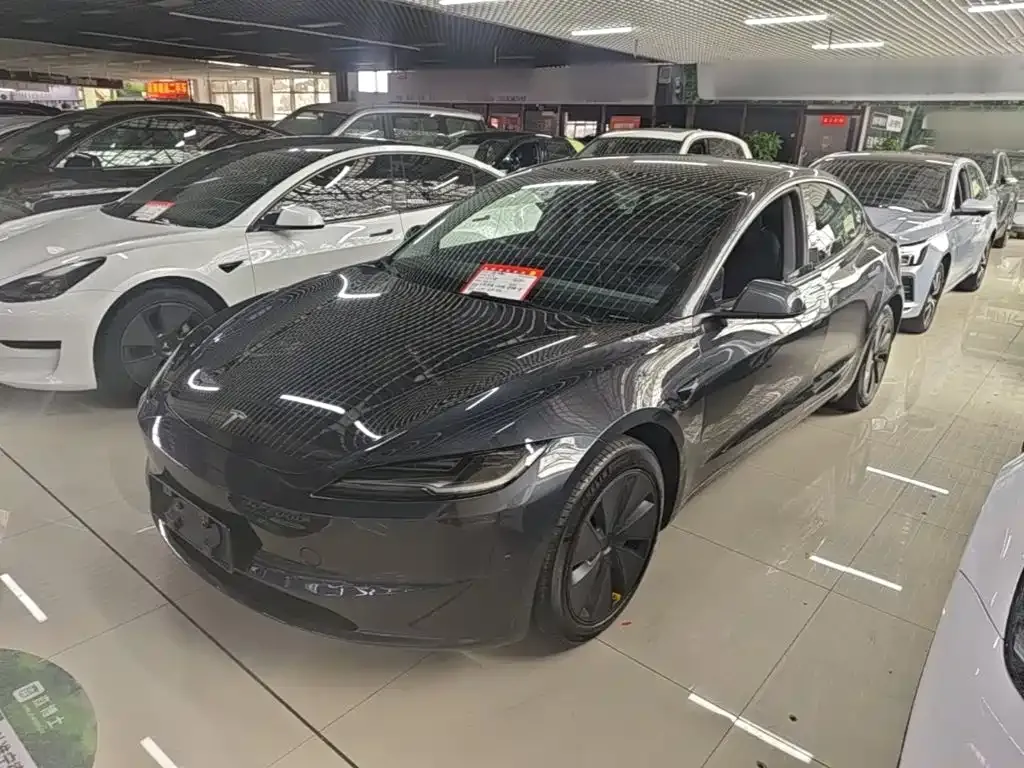 Tesla Model 3 — фото 1