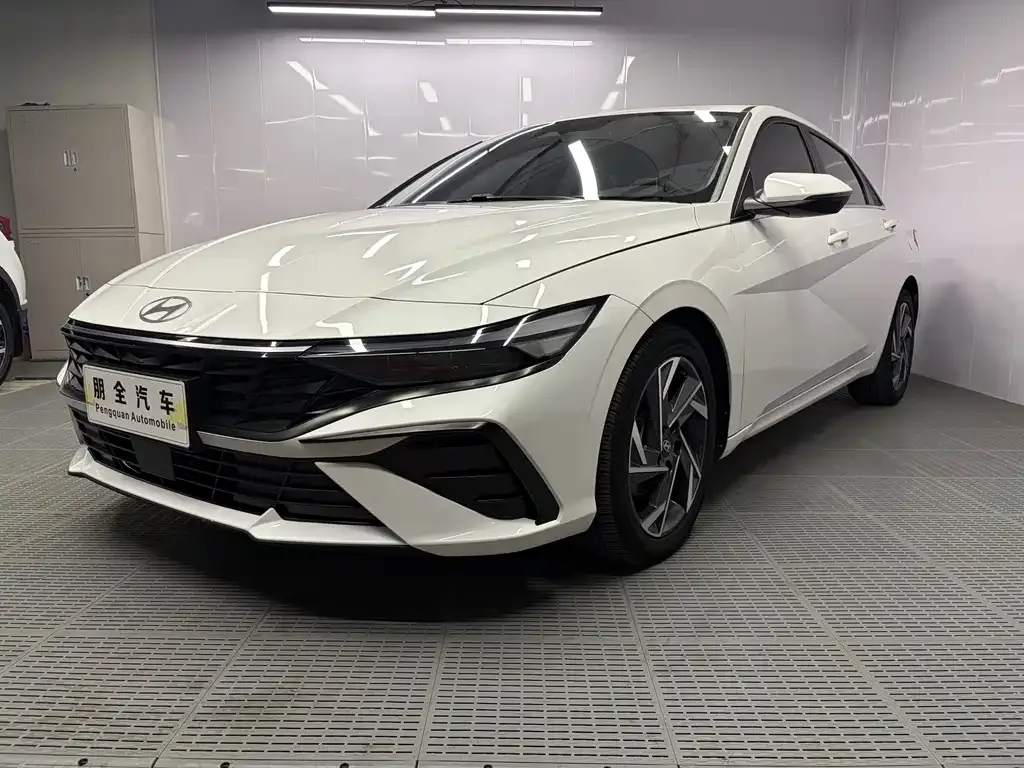 Hyundai Elantra — фото 1