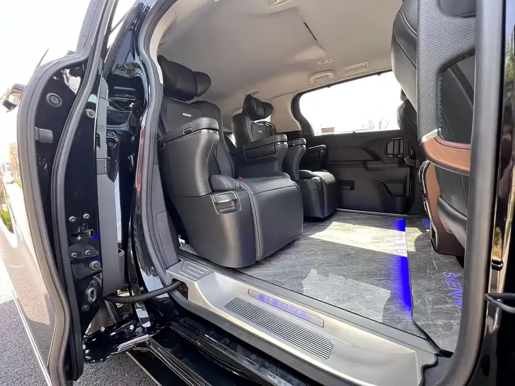 Toyota Sienna — фото 10