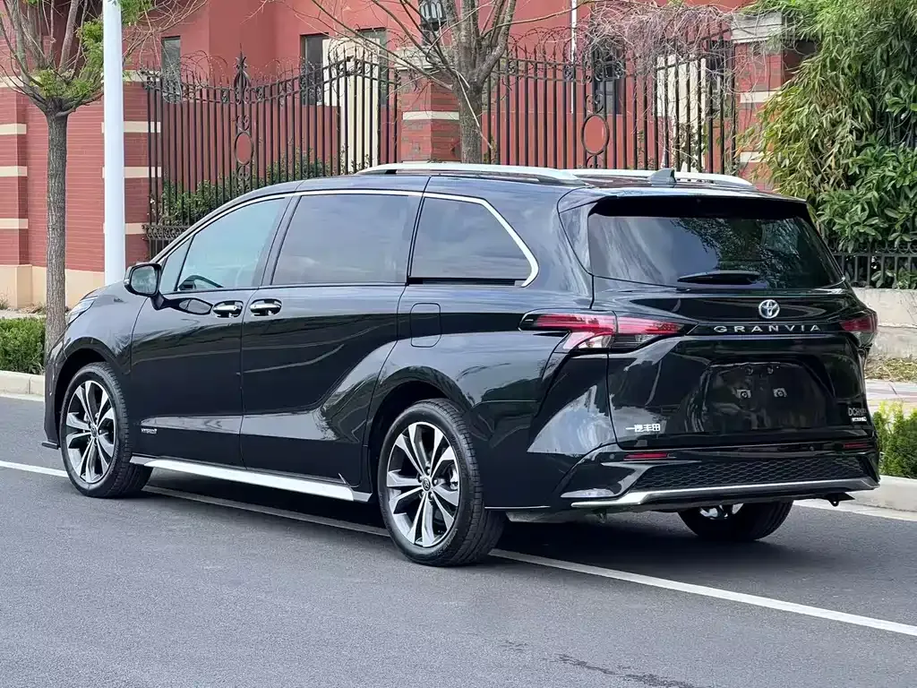 Toyota Granvia — фото 4